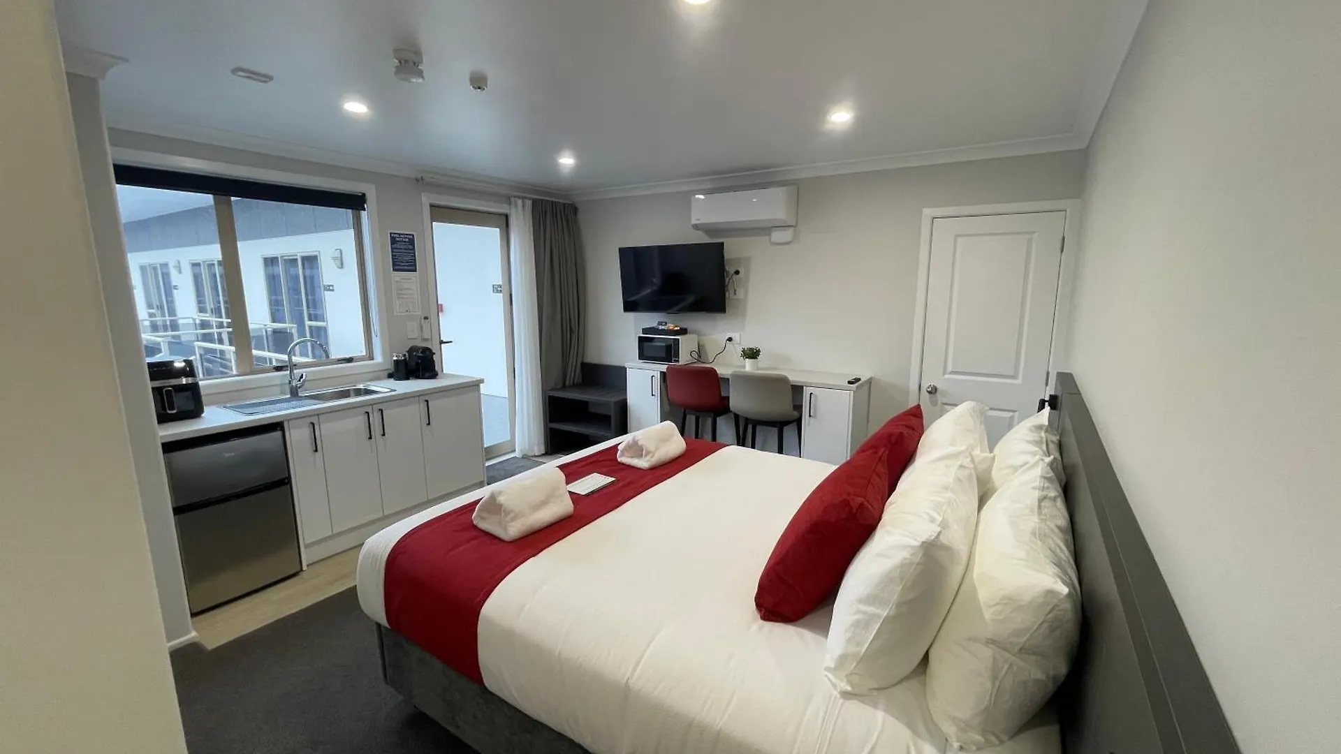 Stay 280 & Stay 284 Rotorua - Refurbished Modern Accommodation 4*,  New Zealand