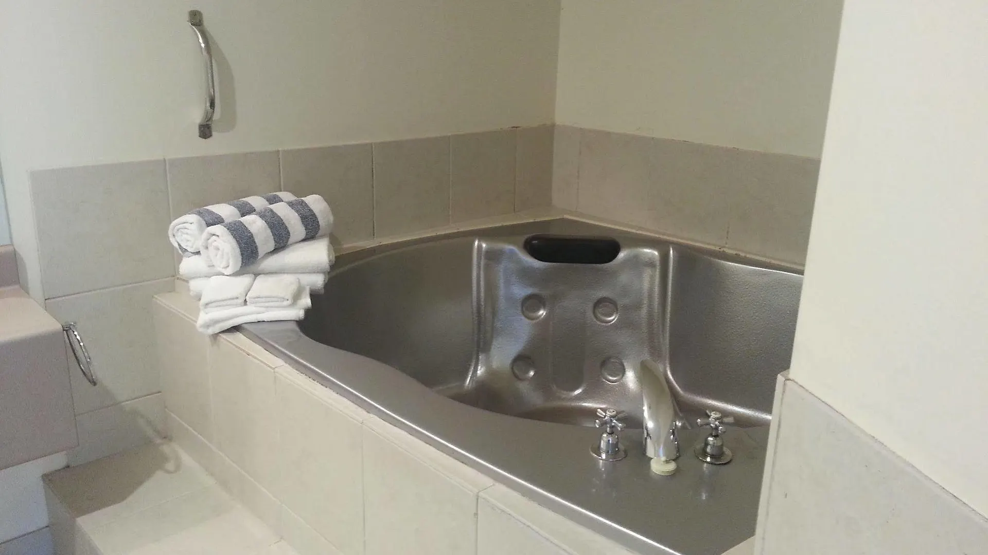 Stay 280 & Stay 284 Rotorua - Refurbished Modern Accommodation 4*,  New Zealand